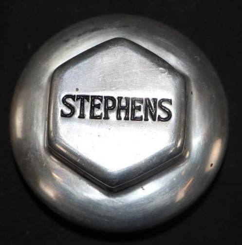 1916-24 Stephens Threaded Automobile Hubcap (1 of 2)
