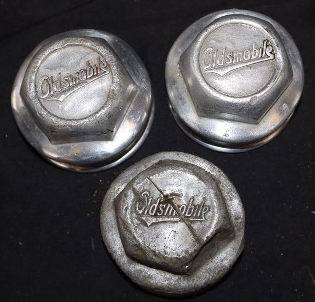 Group Of 3 Oldsmobile Threaded Automobile Hubcaps (1 of 2)