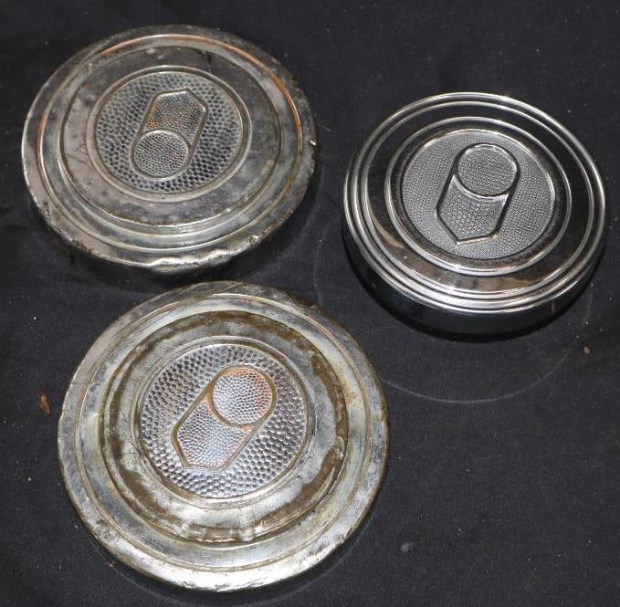 Group Of 3 Graham Paige Threaded Automobile Hubcap & Wheel Covers (1 of 2)