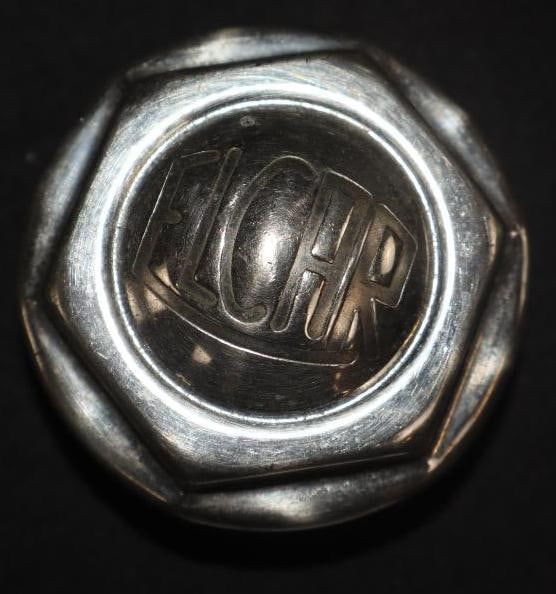 Elcar Threaded Automobile Hubcaps (1 of 2)