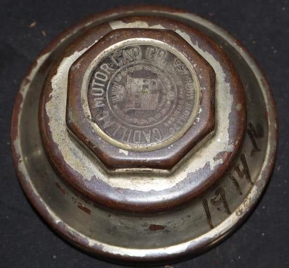 Cadillac Threaded Automobile Hubcap (1 of 2)