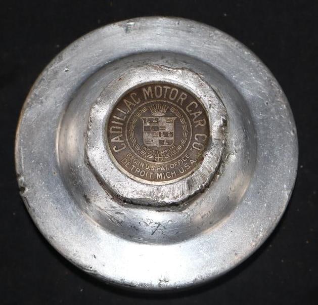 Cadillac Threaded Automobile Hubcap (1 of 2)
