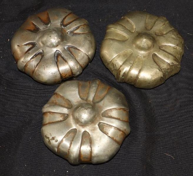 Group Of 3 Maxwell Briscoe Threaded Automobile Hubcaps (1 of 2)