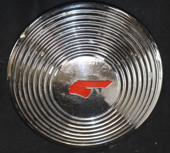 Pontiac Hubcap Wheel Cover (1 of 2)