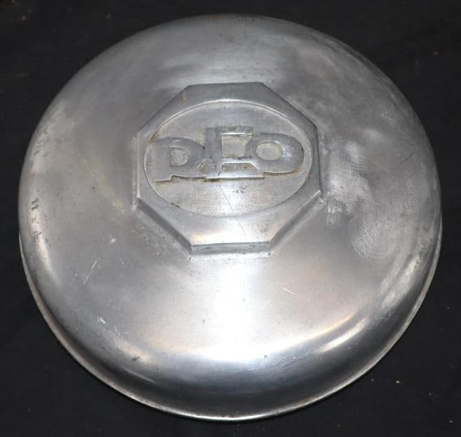Rio Threaded Automobile Hubcap (1 of 2)