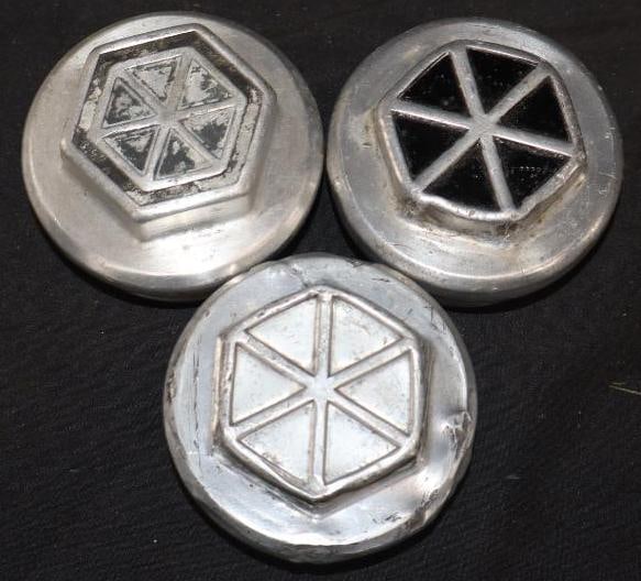 Group Of 3 Studebaker Light 6 Threaded Automobile Hubcaps (1 of 2)