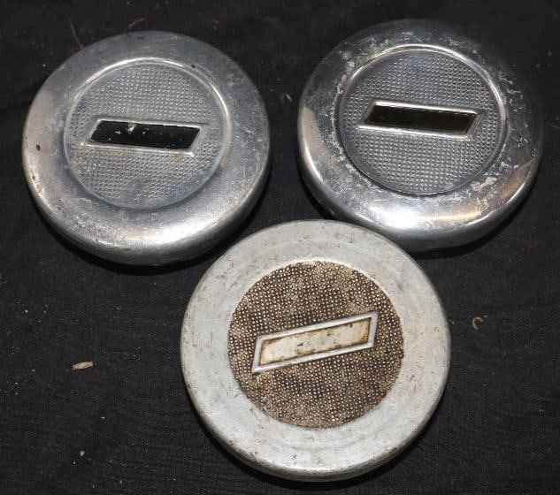 Group Of 3 1929 Chevy Threaded Automobile Hubcaps (1 of 3)