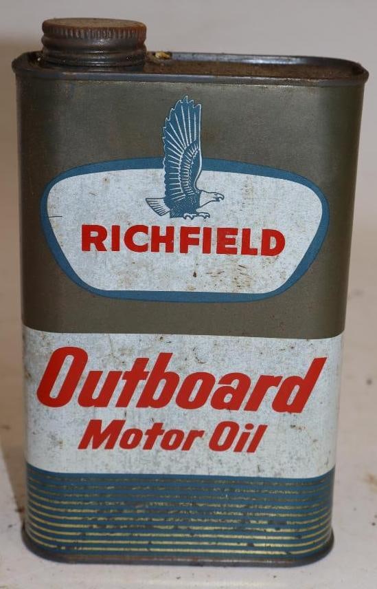 Richfield Metal One Quart Outboard Oil Can (1 of 4)