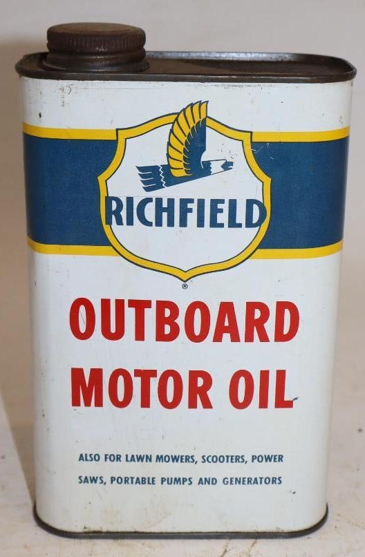 Richfield Metal One Quart Outboard Oil Can (1 of 4)