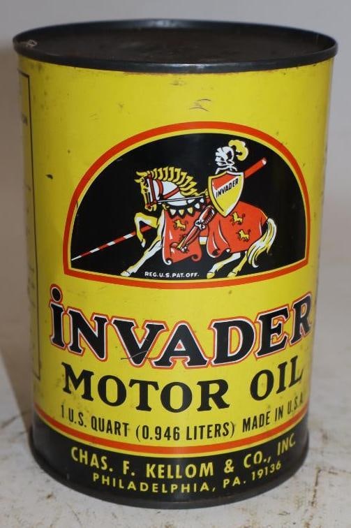 Invader HD One Quart Metal Oil Can: Full. Has solder seam. 32oz