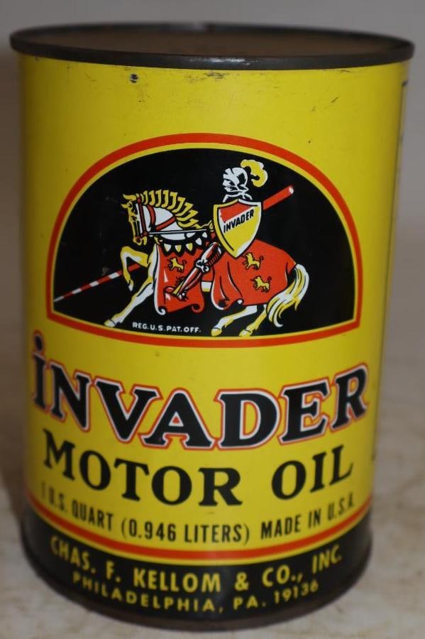 Invader Premium One Quart Metal Oil Can: Full. Has solder seam. 32oz