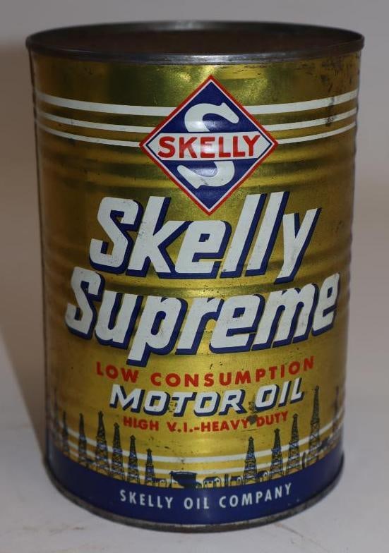 Skelly Supreme One Quart Metal Oil Can: Full. 32oz