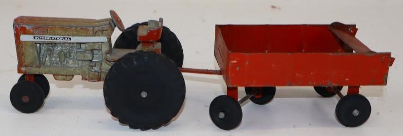 Group of 2 Ertyl International Tractor and Trailer (1 of 4)