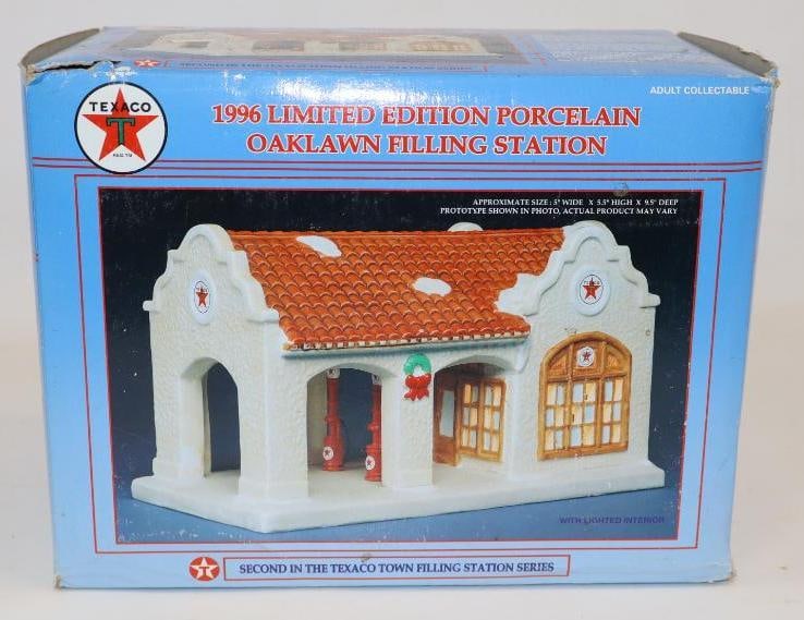 1996 Texaco Oaklawn Filling Station Light Up Porcelain Filling Station in Original Box: 11" x 7" x 8.5"