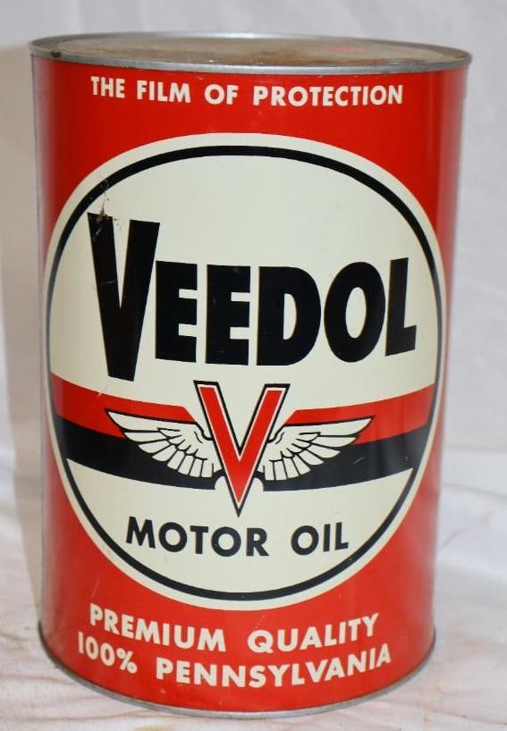 Veedol Flying V Metal 5 Quart Oil Can: 6.75" x 6.75" x 9.5"