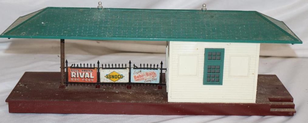 Lionel Plastic Train Station with Sunoco and Airtex Advertisements: 16" x 5" x 4"