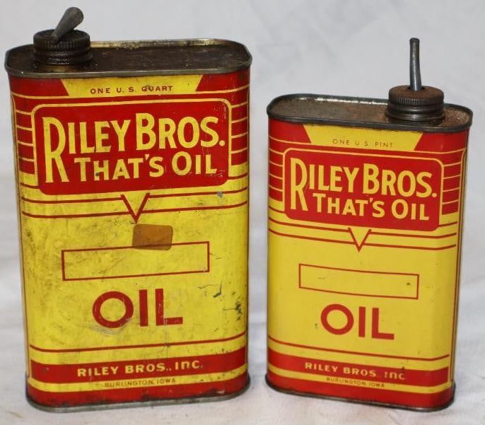 Group of 2 Riley Bros. Quart and Pint Oil Cans: Empty. Largest is 32oz