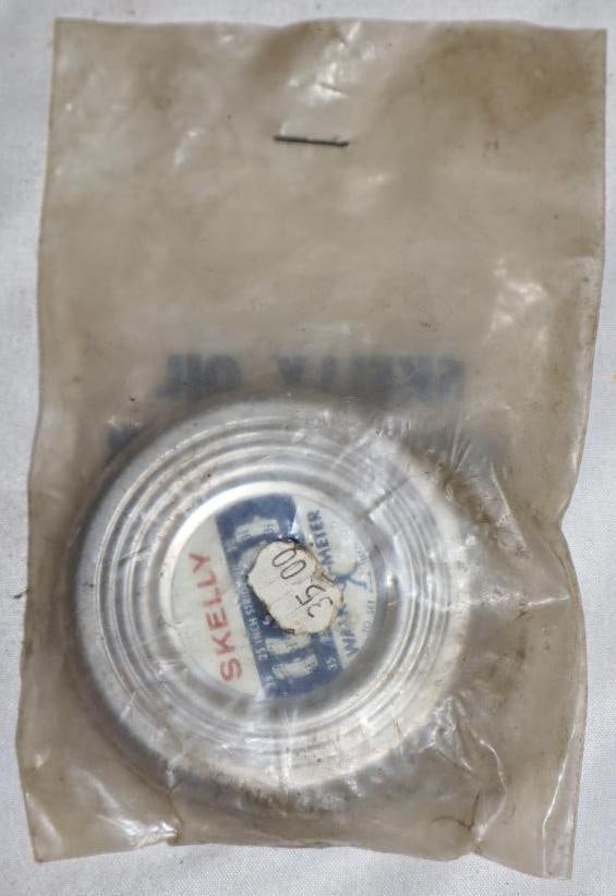 Skelly Walk-o-Meter Gas Station Giveaway in Original Packaging: 2.5" x 2.5"