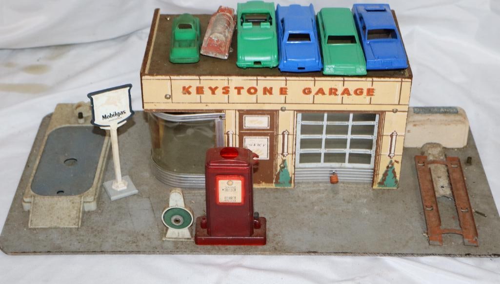Keystone Toy Advertising Gas Station Garage with Five Cars: 17.5" x 9" x 5"