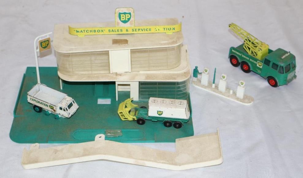 Matchbox BP Gas Station with Three Toy Trucks: 9" x 6.5" x 4"