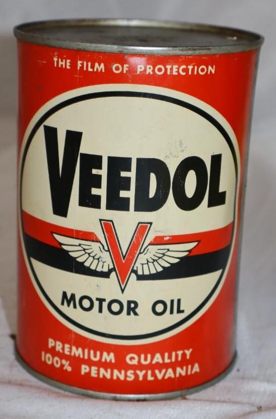 Veedol Flying V Metal 1 Quart Oil Can: 4" x 4" x 5.5"