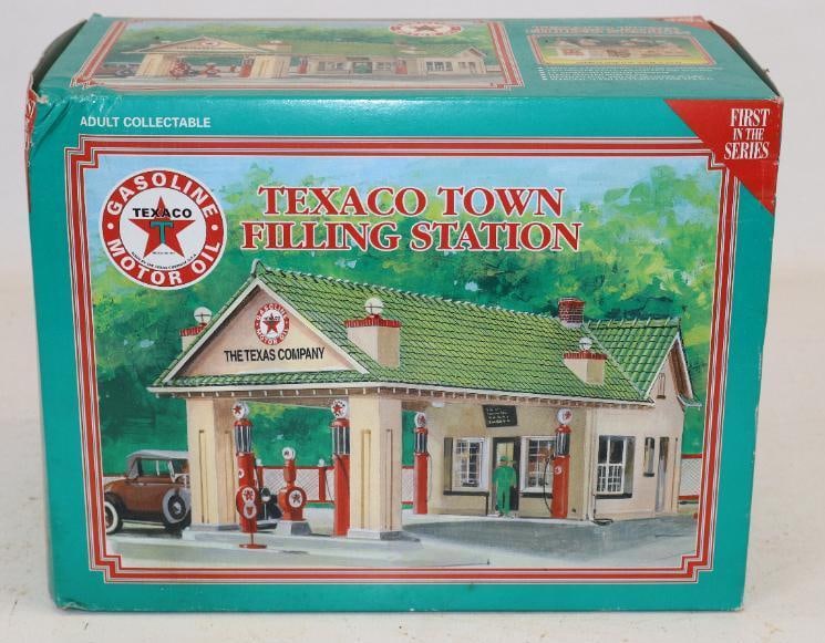 Texaco Town Light Up Fill Station In Original Box: 11x7x8.5