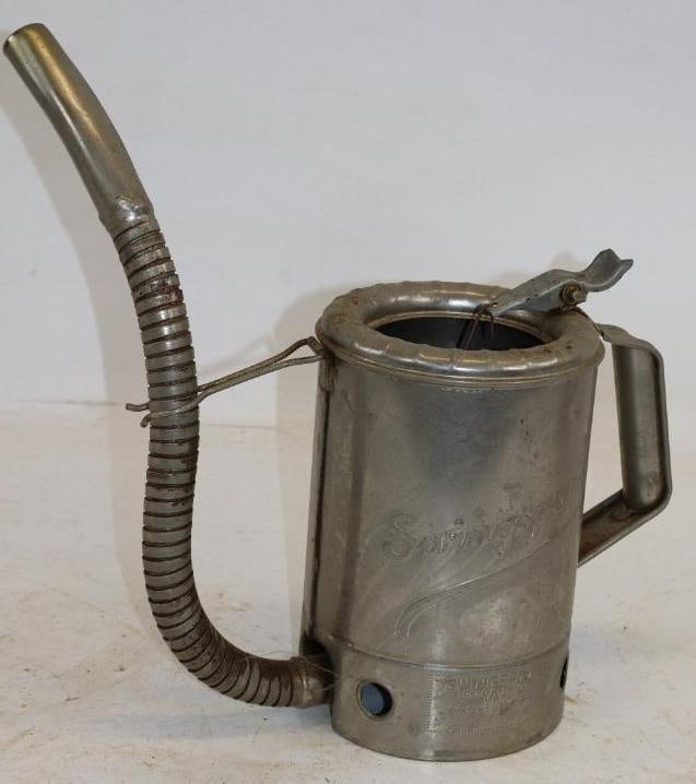 Swingspout Embossed Two Quart Oil Can (1 of 3)