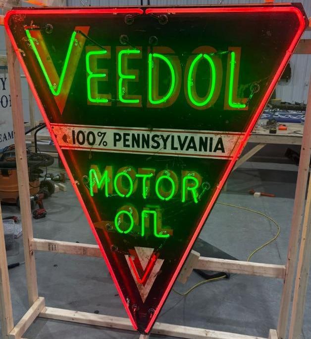 Veedol Motor Oils Neon SST Sign: This is an original SST Veedol Motor Oils sign that has neon and a can added. The sign shows some scratches and wear throughout the field as well as some rust staining. The makers mark says Reliance A