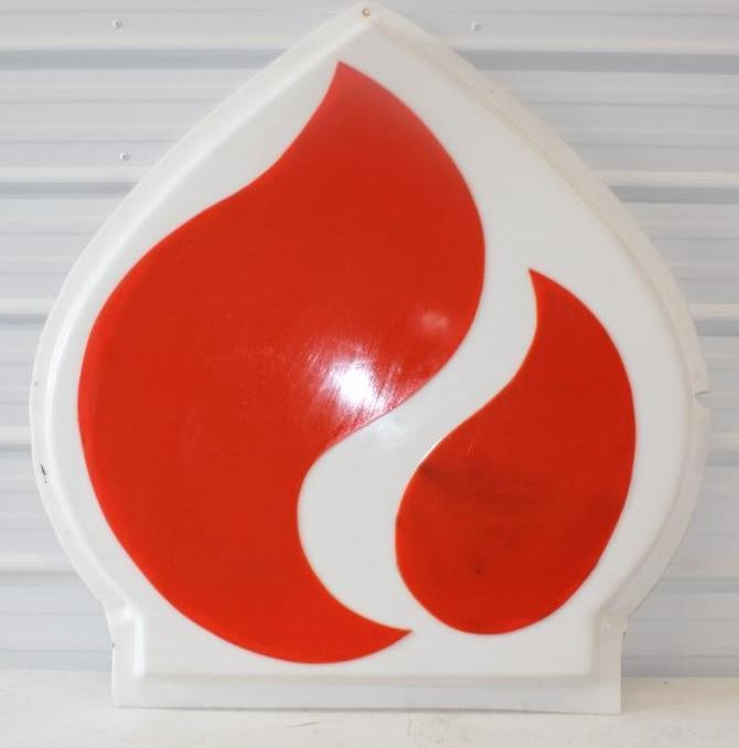 American Oil Torch Flame Plastic Gas Station Light Up Sign Lens: 44" x 47" x 3" will not ship, pick up only. Has a chip on the middle right hand side
