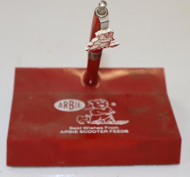 Arbie Scooter Feeds Advertising Pen & Holder: 4" x 3" x 4.5"