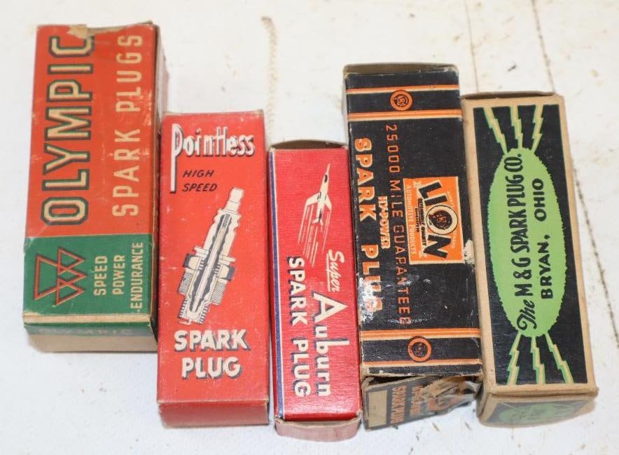 Group of 5 Early Automobile Spark Plugs In Original Boxes (1 of 2)