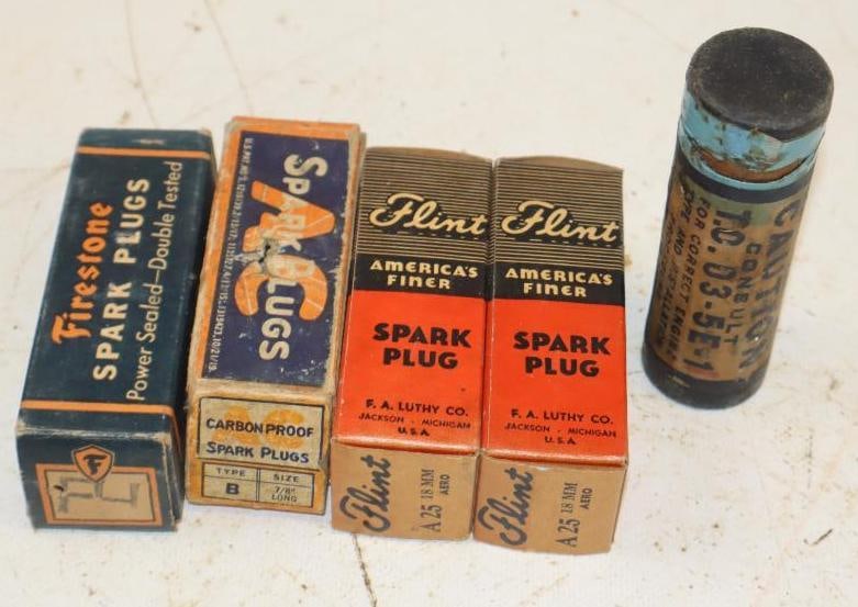 Group of 5 Early Automobile Spark Plugs In Original Boxes (1 of 4)