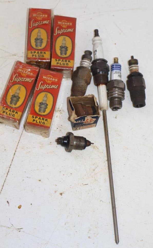Group of 9 Spark Plugs and Transmission Plug in Advertising Boxes (1 of 8)