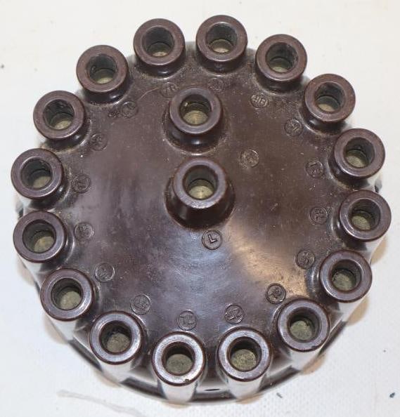 V12 Bakelite Distributor Cap (1 of 3)