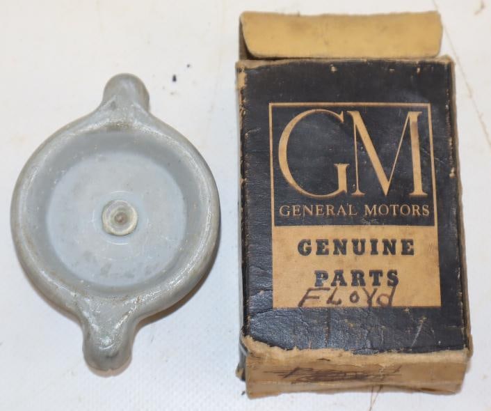 GM Genuine Parts Oil Filler Cap In Original Box: 3.25x2.25x1
