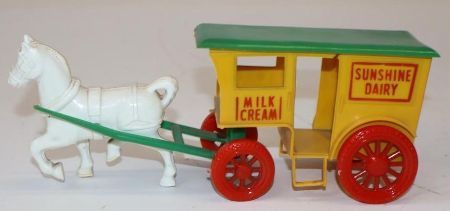 Wyandotte Sunshine Dairy Plastic Horse Drawn Carriage Advertising Toy: 7.5x3x2