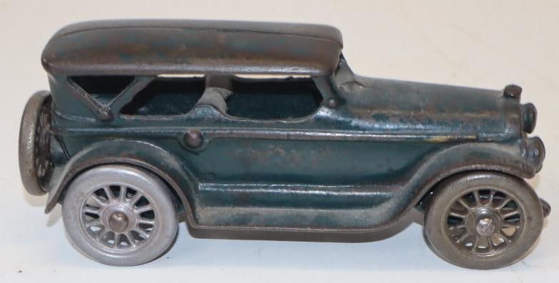 A.C. Williams Lincoln Touring Car Cast Iron Toy: 7x2.25x3