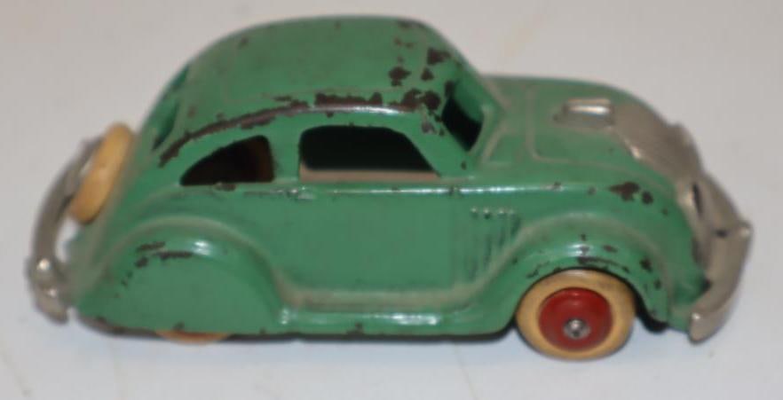Hubley Cast Iron Chrysler Airflow Toy Car (1 of 2)