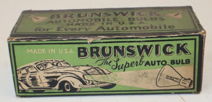 Graphic Brunswick Auto Lamp Box With 7 Bulbs: 7x2.75x2.25