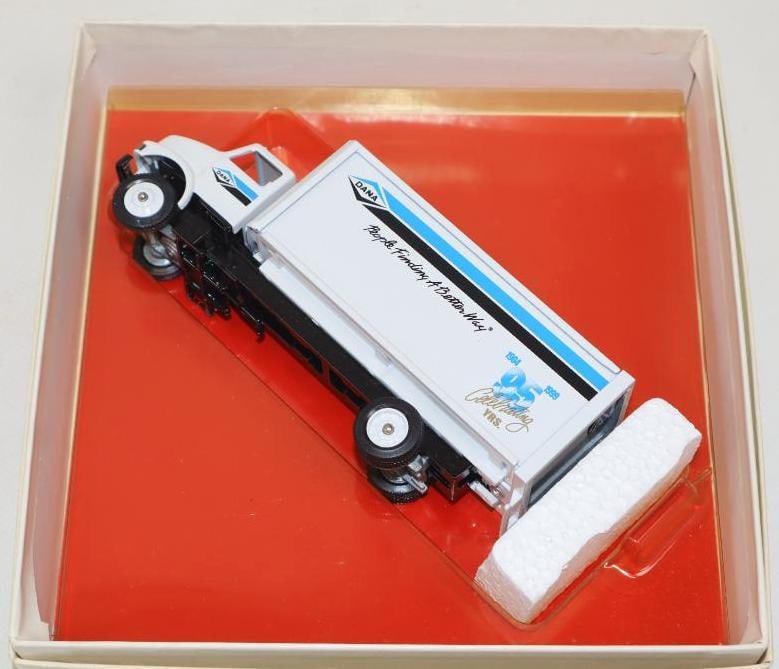 Winross Dana 1995 Delivery Truck (1 of 3)