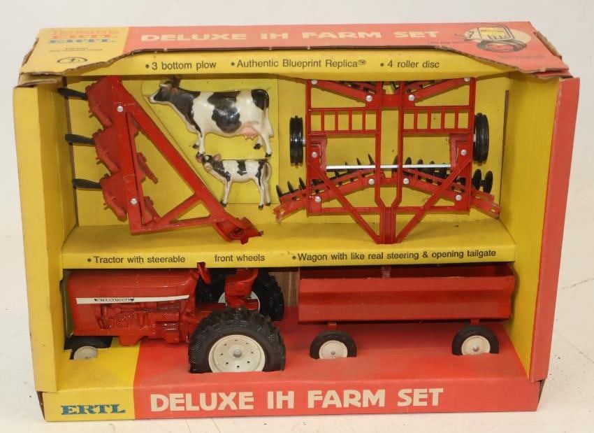 Ertl Deluxe IH Tractor Farm Set In Original Box: 17.5x6x12.5