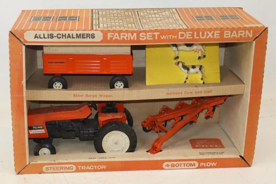 Ertl Allis-Chalmers Tractor Farm Set Deluxe Barn: 21.5x8x13.5