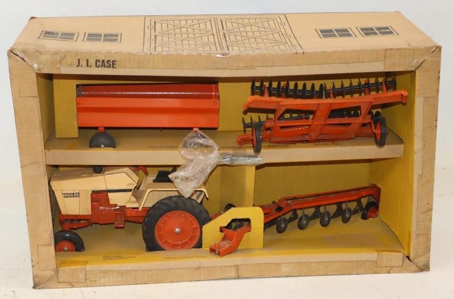 Ertl J.I. Case Tractor Farm Set Deluxe Barn (1 of 3)
