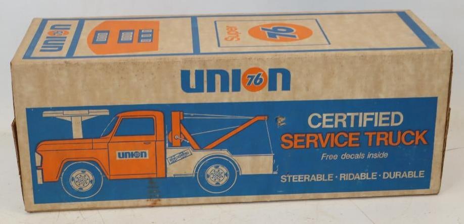Union 76 Service Tow Truck In Original Gas Pump Shape Box: 25.5x9.5x10.5