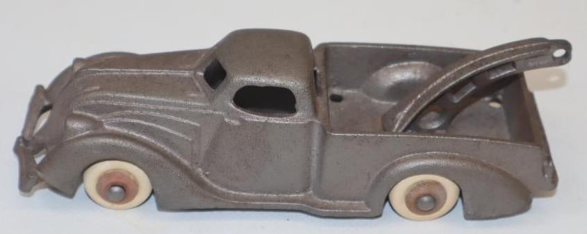 1930's Cast Iron Toy Tow Truck with Rubber Wheels: 5.25" x 2" x 2"