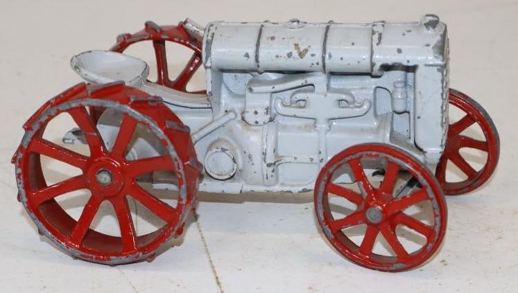 Early Cast Iron Fordson Toy Tractor: 5.5x4x3.5