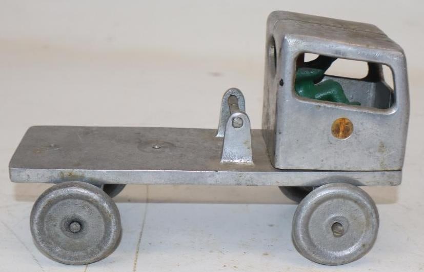 Cast Childrens Tow Truck Toy: 3.5x8x4.5