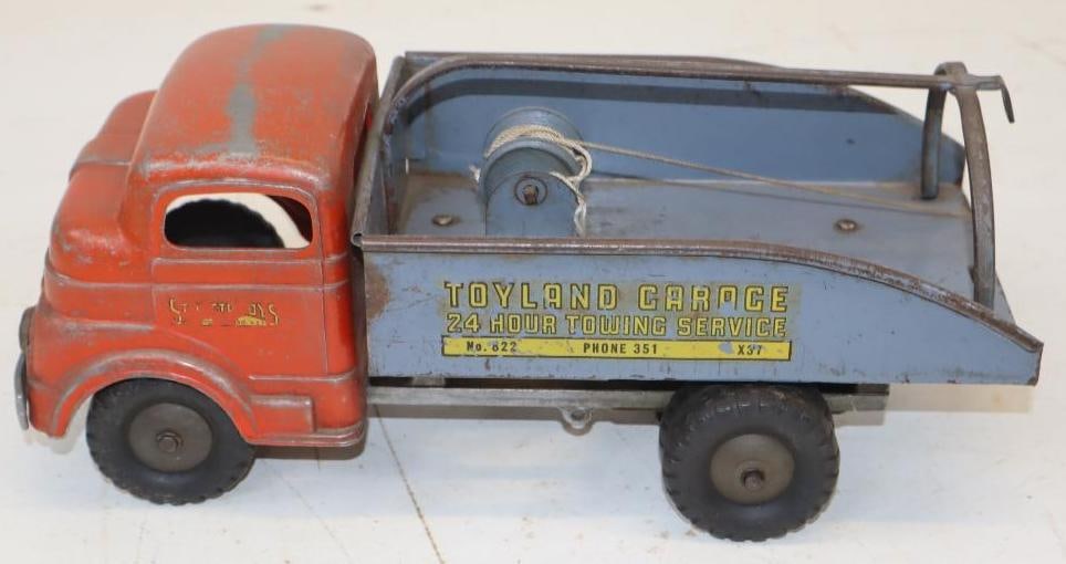 Structo Toy Land Garage Toy Truck: 15.5x12x5