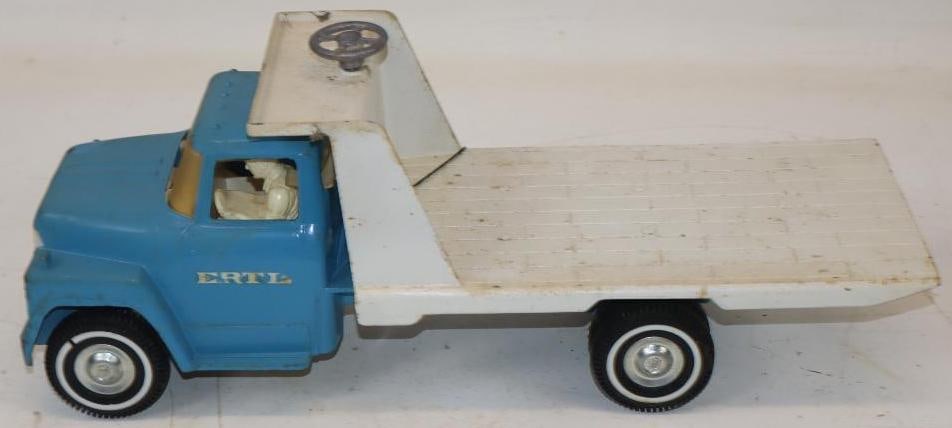 Ertl Pressed Steel Flatbed Tow Truck: 17x6x7