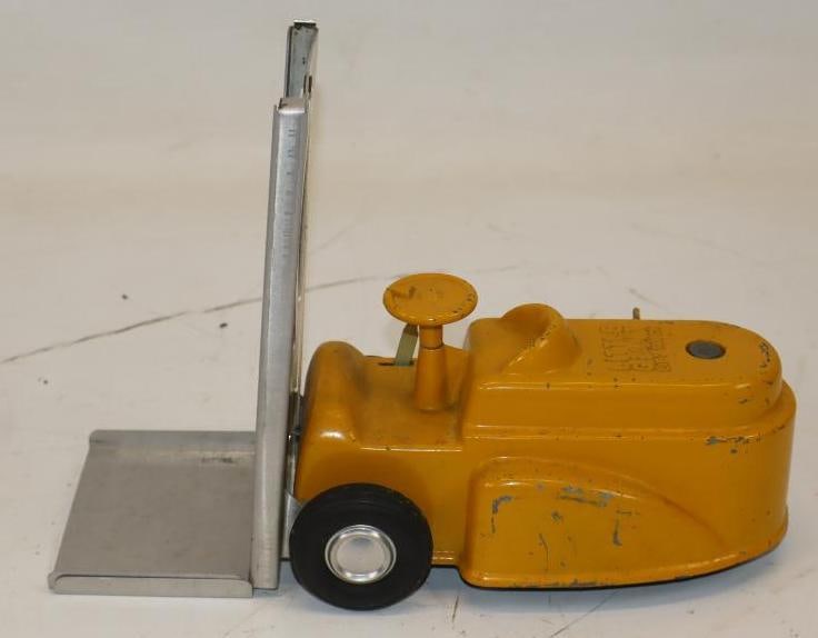 Scientific Toys Little Giant Toy Lift Truck: 9x4x8